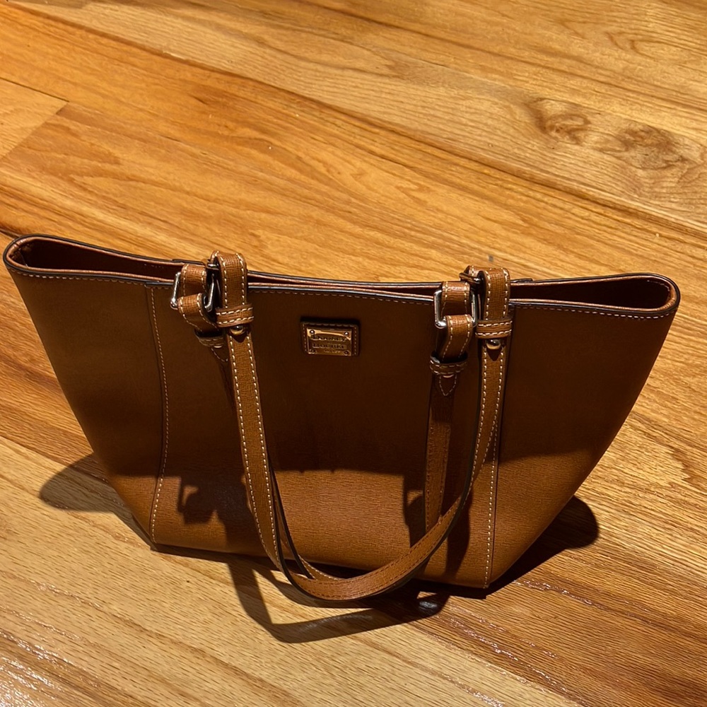 Shoulder/arm Dooney & Bourke bag. Leather. Great condition.